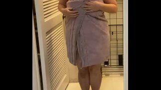 TSA Strip Обыскивает Застенчивую Женщину Из Ее Полотенца