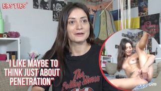 Эрсти - Сексуальная брюнетка играет сама с собой, прежде чем воспользоваться волшебной палочкой