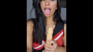 Dit is hoe ik een pijpbeurt😜 doe Claudia Bavel Spaanse pornoster toont haar pijpbeurt en handjob vaardigheden