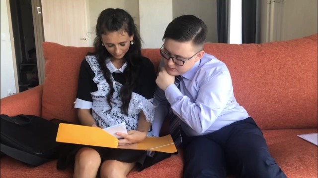 помогает однокласснице с уроками и предлагает секс в попу