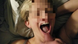 Maison milf blonde prend éjaculation pov