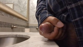 GOZADA ENORME!! Ejaculação no banheiro público Masturbação, quase é pego