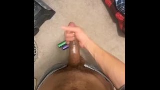 Jacking y bordeando esta polla dura mojada con aceite (casi reventar una nuez unas cuantas veces)