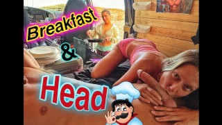 Desayuno y trío de cabeza mientras acampa