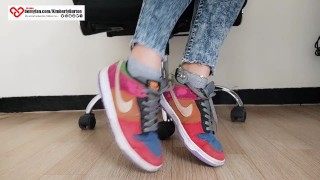 Horny feet in the office, Nike tennis shoes and short stockings/ Füße, Kurze Socken Im Büro