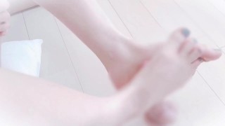 [Hentai] Yoga instructor without underwear gives footjob using lotion [Japanese]