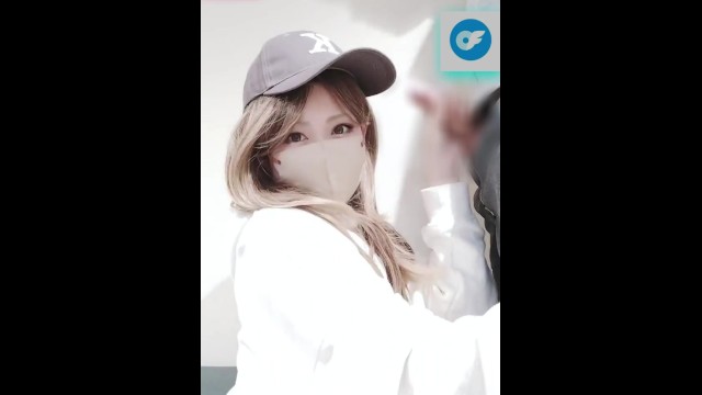 Ein Japanisches Mädchen in Netzstrümpfen Hat Sex in Der Morgensonne