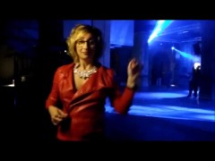 Pornsonick Exhibitcionist baila en la disco exhibiendo tetitas