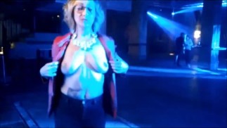 Pornsonick Exhibitcionist baila en la disco exhibiendo tetitas