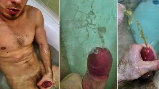 筋肉質の男がバスルームで絶頂、水中射精、自分に放尿