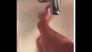 Vuile voeten worden schoongemaakt