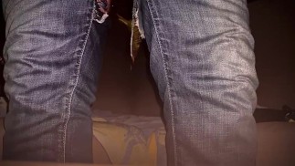 Reifer Papa am Pool zerreißt Jeans, um mit mit Spielzeug zu spielen
