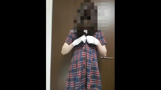 女装　着替え　脱衣　男の娘　手袋　下着　