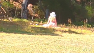 Voyeur kijkt naar geile slet die een fantasiedildo gebruikt in het park. Ze heeft een echte nodig
