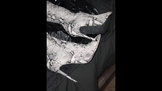 Ich spritze auf die oberschenkelhohen Stiefel meiner Frau aus Schlangenhaut