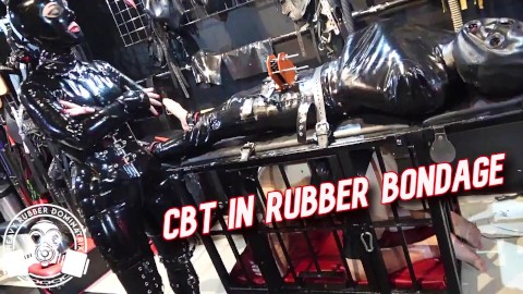 CBT en goma bondage - Lady Bellatrix atormenta gimp de goma en chaqueta recta (teaser)