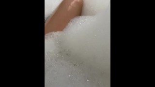 Ванна с мыльным пеной: показываем свое тело