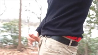 Openbaar aftrekken in het bos aan het water, goede cumshot en orgasme ook! Laat ook een beetje zakken zien.
