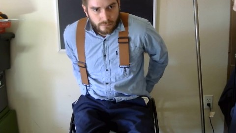 Un mec en fauteuil roulant change de vêtements, spasme des jambes