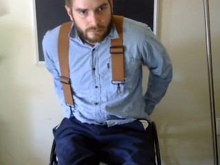 車椅子の男は服を着替え、足のけいれん