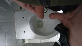 Extreem, openbaar toilet, pissed op een femboy lul! Drink urine van grote onbesneden lullen! Twee fetisj