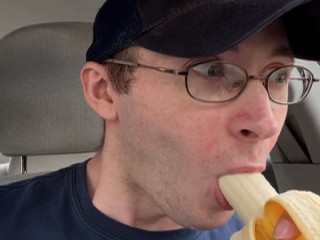 Heterosexual Guy Casi Atrapado Comiendo un Plátano