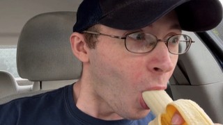 heterosexual Guy casi atrapado comiendo un plátano