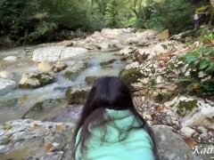 Экскурсия по лесу закончилась трахом девушки на водопаде - Screenshot 11 of 16 - Waterfall