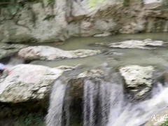 Экскурсия по лесу закончилась трахом девушки на водопаде - Screenshot 2 of 16 - Real Public Sex