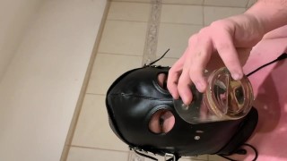 グラスから小便を飲む