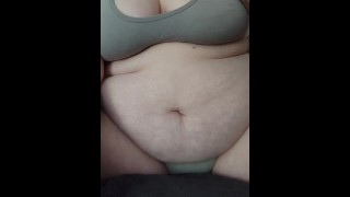 Толстушка трахает свой диван до громкого оргазма