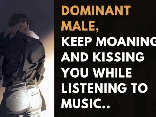 Dominante Masculino Respiración Pesada Y Gemidos Mientras Escucha Música Triste