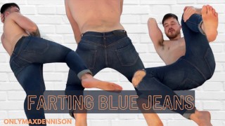 Peting en jeans azules en diferentes posiciones
