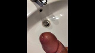 O vídeo mais visto no meu onlyfans eu me masturbo no banheiro com força até gozar