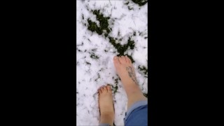 Marcher dans la neige, pieds mignons