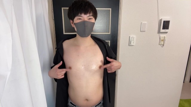 Симпатичный японец постукивает по своим соскам и испытывает сухой оргазм♡