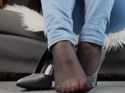 Preview 4 of Elymira in jeans e calze di nylon ti stuzzica con i suoi piedi. Feet Joy elymira