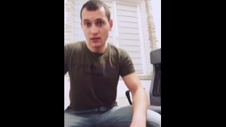 Сексуальный 20-летний парень в сексуальных синих джинсах ублажает себя