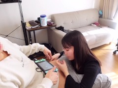 ゲーム中の彼氏にねっとりフェラしてあげたらイクの我慢できなくて大量射精　絶頂　亀頭責め　イク瞬間　精子　イケメン　フェラ抜き　フェラチオ　デカチン　カップル　美少女　投稿　個人撮影　日本人　えむゆみ 4/16