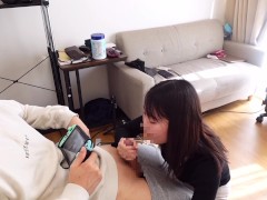 ゲーム中の彼氏にねっとりフェラしてあげたらイクの我慢できなくて大量射精　絶頂　亀頭責め　イク瞬間　精子　イケメン　フェラ抜き　フェラチオ　デカチン　カップル　美少女　投稿　個人撮影　日本人　えむゆみ 8/16