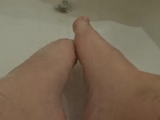 精液は私のために私の足を洗う