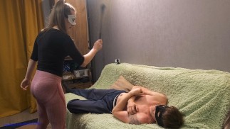 Обожаю бить своего раба! Я выпорю его и плюну ему в лицо. Ха-ха-ха