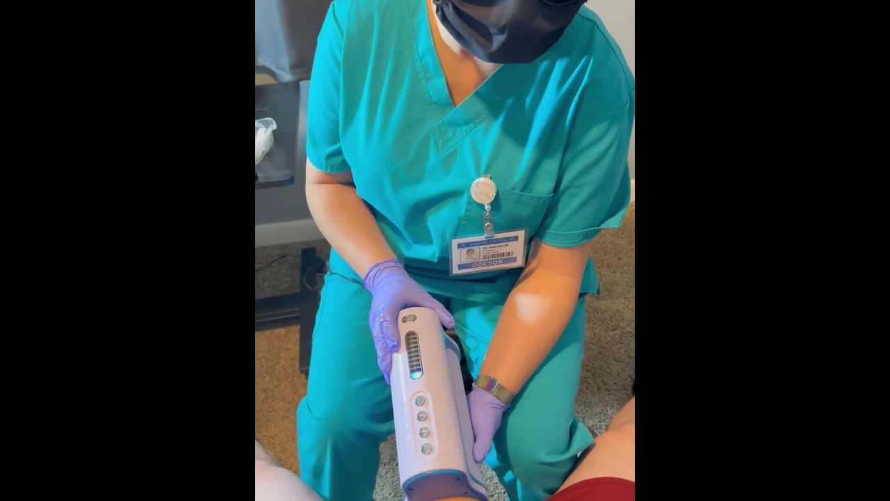 ニューヨークのエッチな精子バンクナースは、私のサンプルを再び手に入れるのを手伝います。以前と同じ看護師! - Pornhub.com