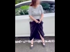 【野外露出】スカートをめくりノーパンで人を気にしながらオナるポッチリ変態妻🤍最中に人が来て焦る💦 - Screenshot 1 of 16 - Exposure