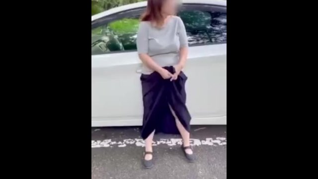 【野外露出】スカートをめくりノーパンで人を気にしながらオナるポッチリ変態妻🤍最中に人が来て焦る💦