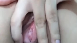 Comme c’est délicieux d’avoir un orgasme, je joue avec mon vibromasseur et je jouis, mon vagin est humide 💦💦