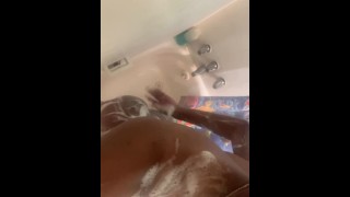 Fem Twink toma ducha y juega con el culo