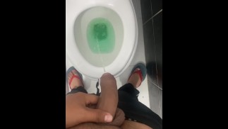 Me saco el pene para orinar