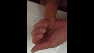 Warmen Urin pissen und ein wenig wichsen.