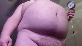 从低角度俯冲腹部充气